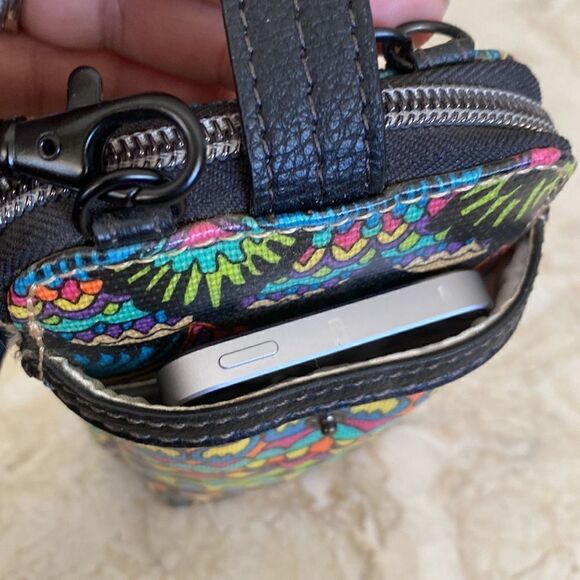 As New! SAKROOTS Peace Smartphone Wristlet Crossbody Bag Radiant One World - Picture 13 of 14